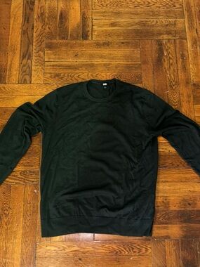 Uniqlo Men's Black Crewneck Sweater - Everyday Essential